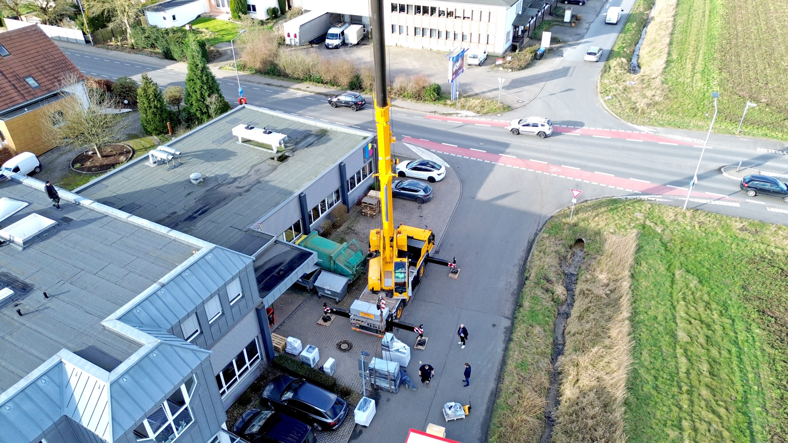 Ein Kran transportiert neue Druckmaschine